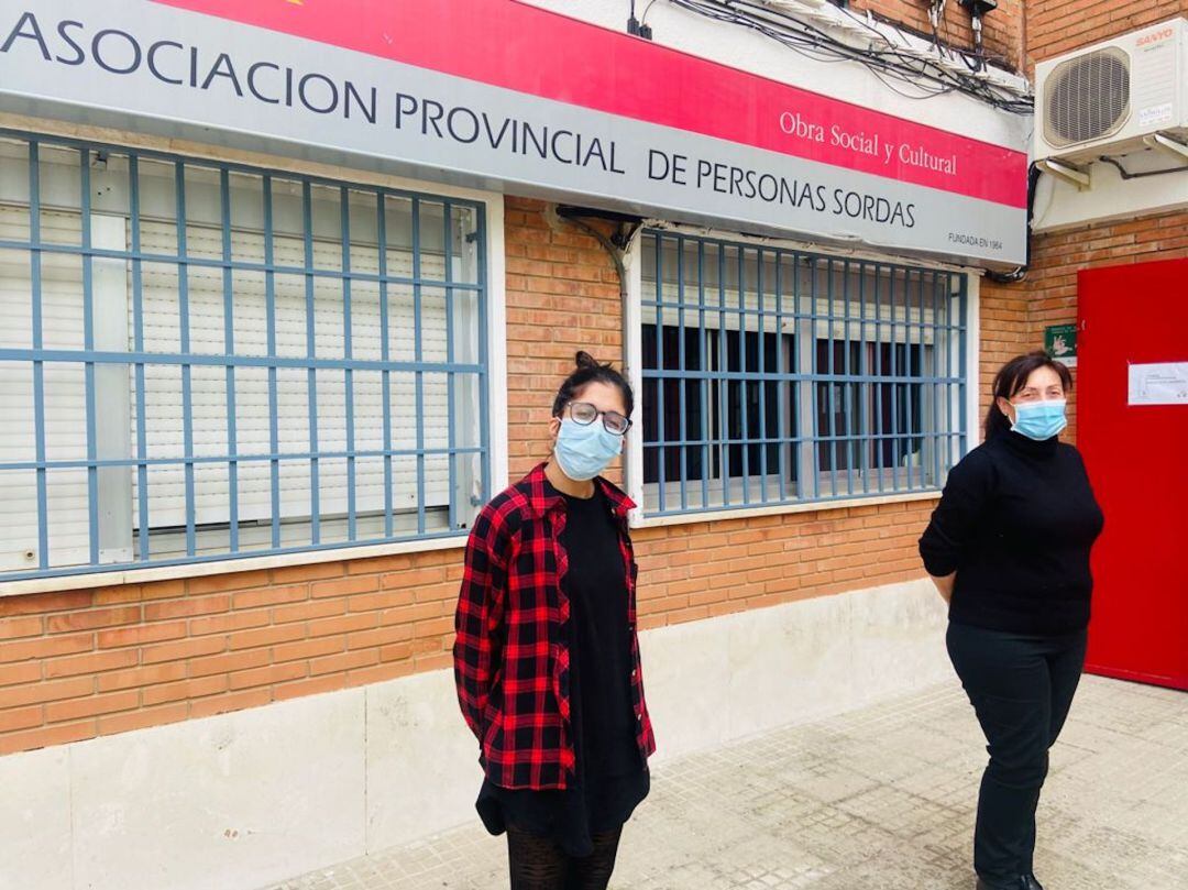 Lucía e Inmaculada posan en la Asociación Provincial de Personas Sordas de Córdoba