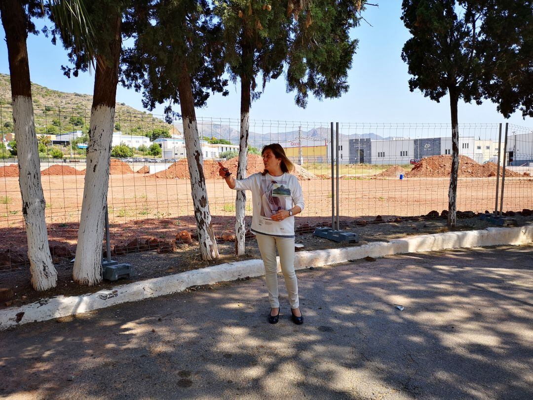 La concejala de Urbanismo de La Vall d&#039;Uixó, Francesca Bartolomé, en el  cementerio municipal