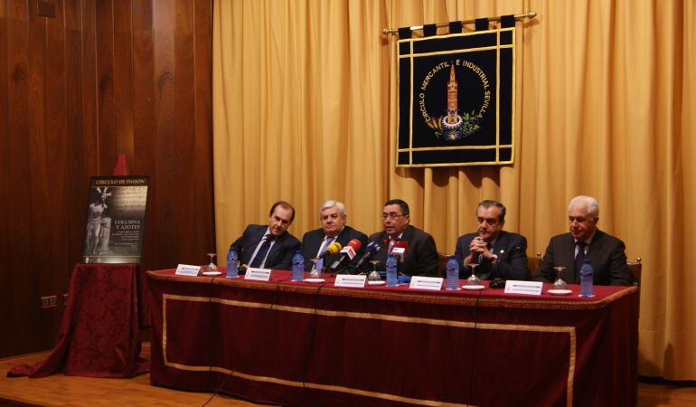Junto al cartel con la imagen del Señor Atado a la Columna que tallara Joaquín Bilbao y de izquierda a derecha, José Manuel López, comisario de la exposición de Las Cigarreras; Claudio Espejo, hermano mayor de la citada hermandad; Práxedes Sánchez, presidente del Círculo Mercantil; Pepe Fernández, hermano mayor de San Gonzalo; y José Luis Maestre, hermano mayor de San Benito