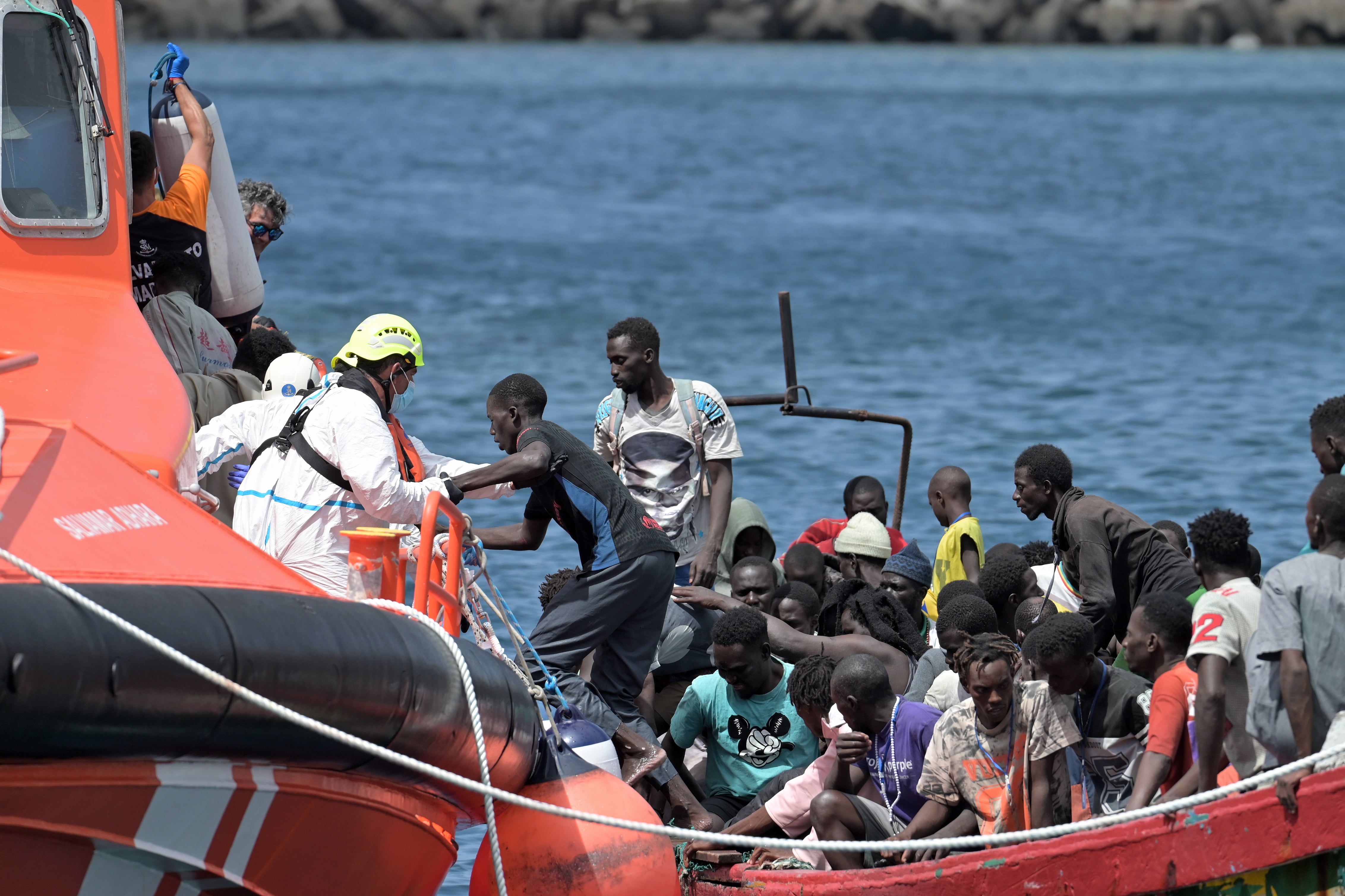 Salvamento Marítimo ha acompañado hasta el puerto de La Restinga un cayuco con 121 personas que fue localizado averiado en aguas cercanas a Canarias. EFE/ Gelmert Finol