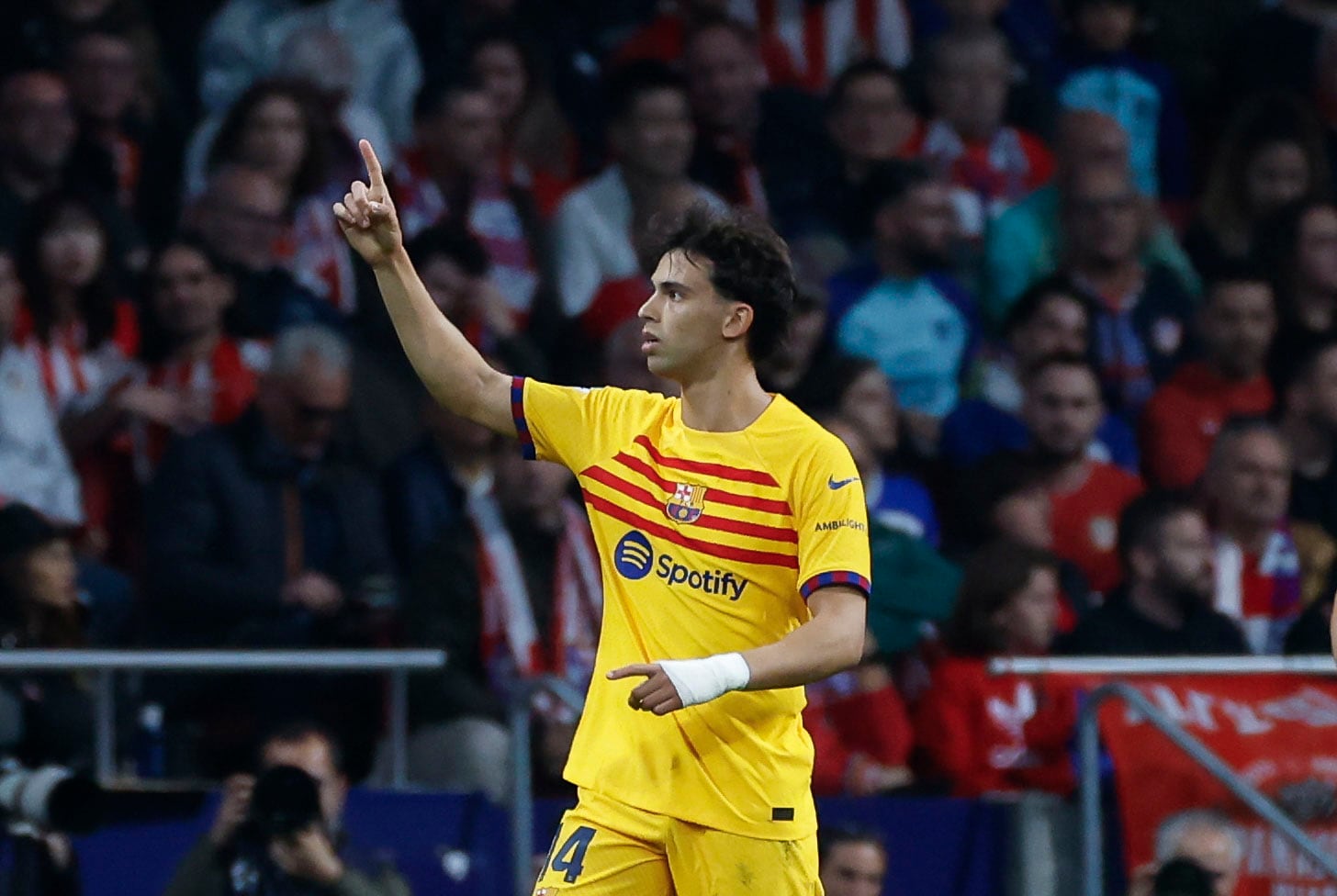 El delantero del FC Barcelona Joao Felix celebra el primer gol de su equipo durante el partido entre Atlético de Madrid y FC Barcelona en el Cívitas Metropolitano. EFE/JuanJo Martín