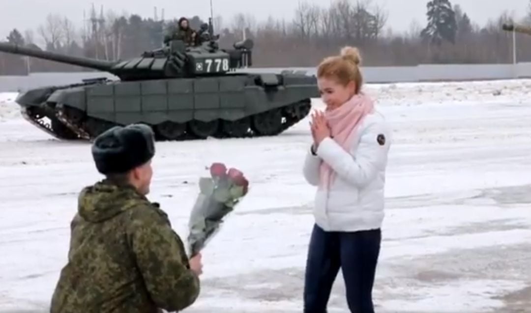 Un soldado ruso pide matrimonio a su novia entre tanques militares.