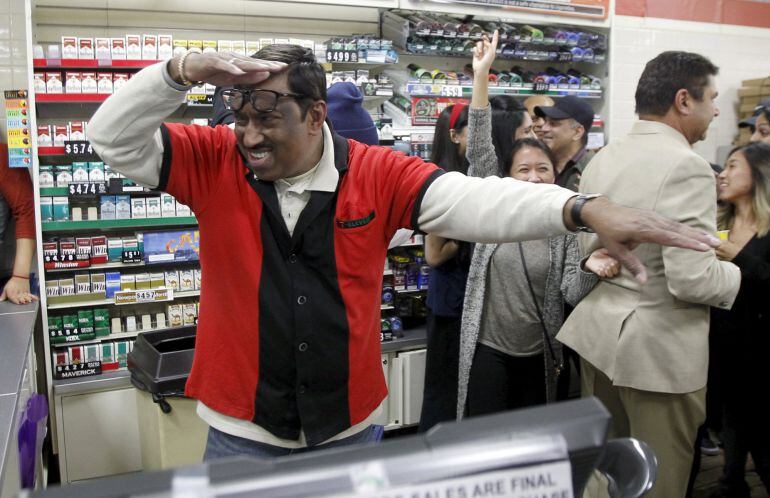 El dueño del 7-Eleven  in Chino Hills, California  que vendió uno de los boletos ganadores  Alex Gallardo