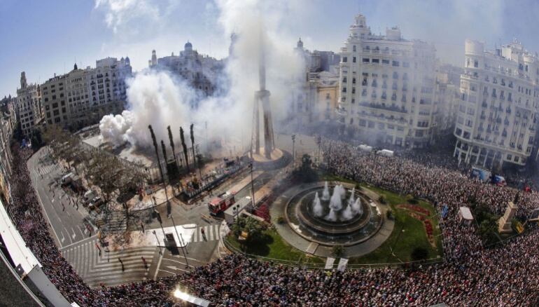 Panorámica de la plaza del Ayuntamiento durante una mascletà