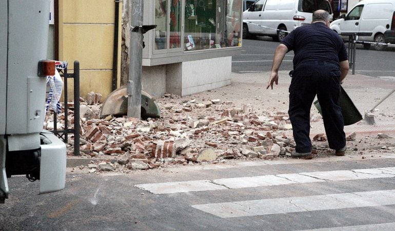 El terremoto de 6.3 grados registrado hoy en el Mar de Alborán se ha percibido con mayor intensidad en Melilla, donde ha causado daños en edificios y la suspensión de las clases en la ciudad autónoma para evaluar el estado de los centros educativos.