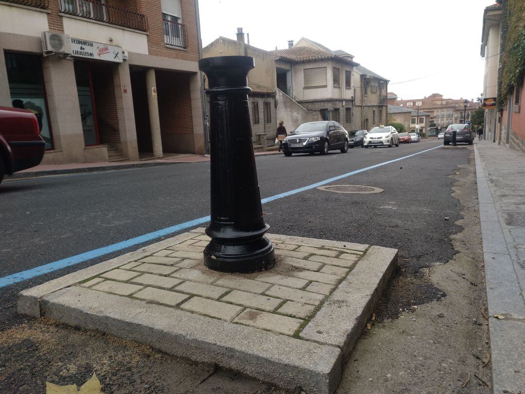 El vehículo derribó las dos farolas, separadas entre sí por una decena de metros