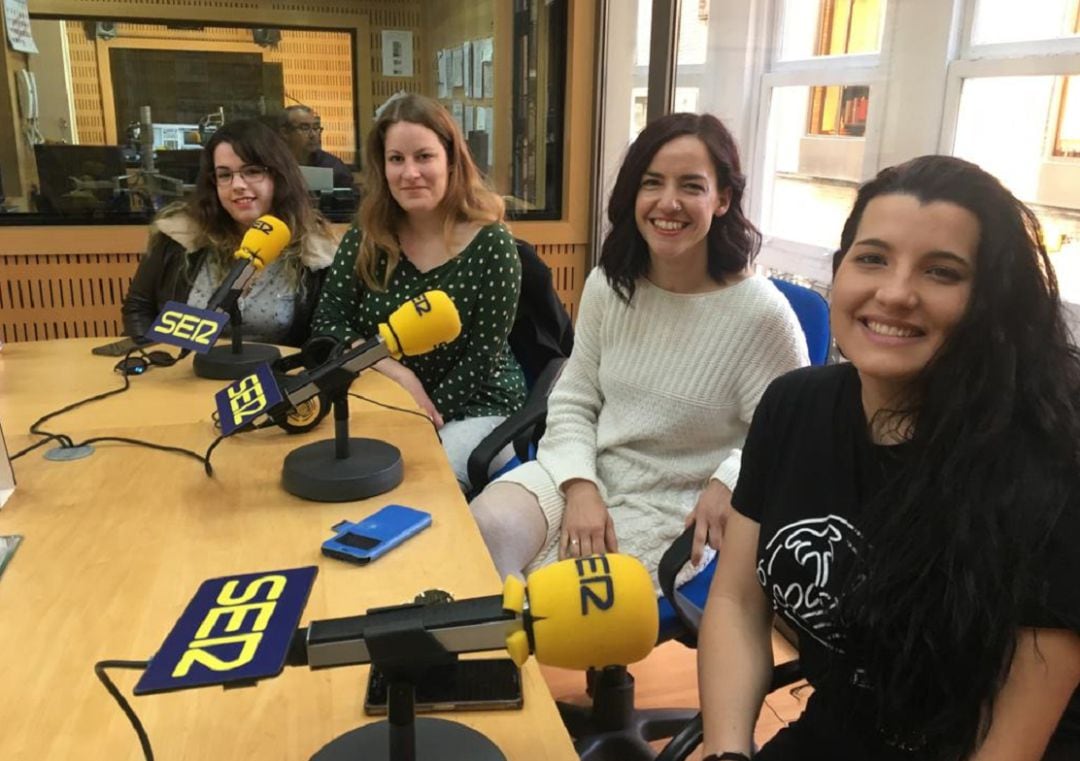 Anna Gil Wittke, en los estudios de Radio Murcia, acompañada de varias de sus alumnas