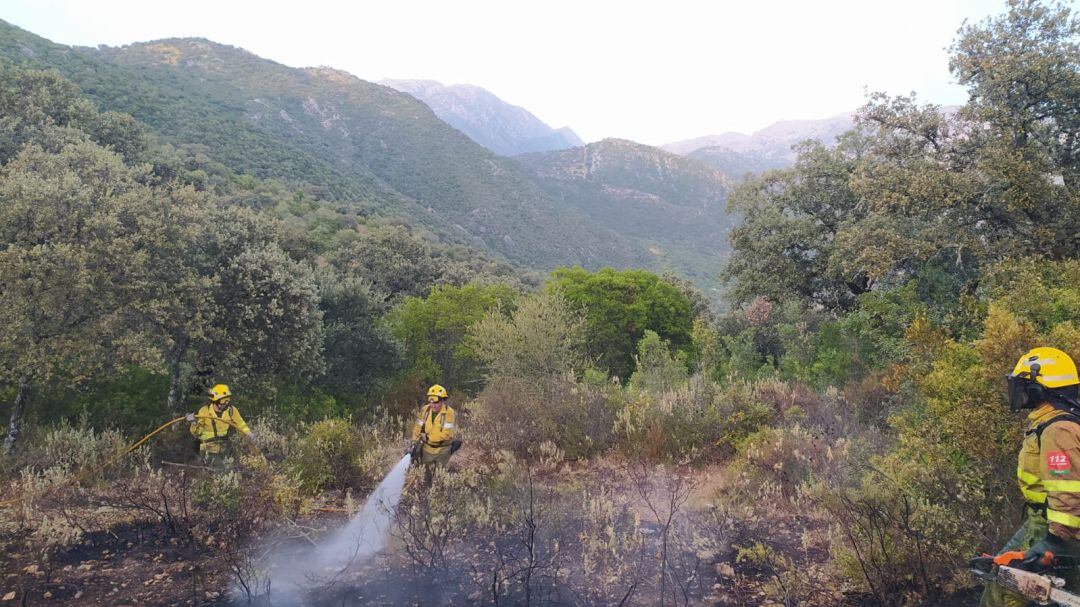 Bomberos del Infoca actuando en el incendio declarado en Benaocaz