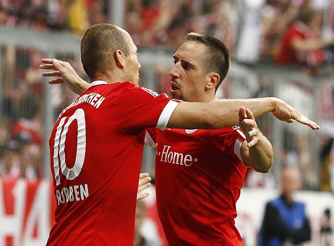 Arjen Robben se abraza a Ribery para celebrar su gol con el Bayern