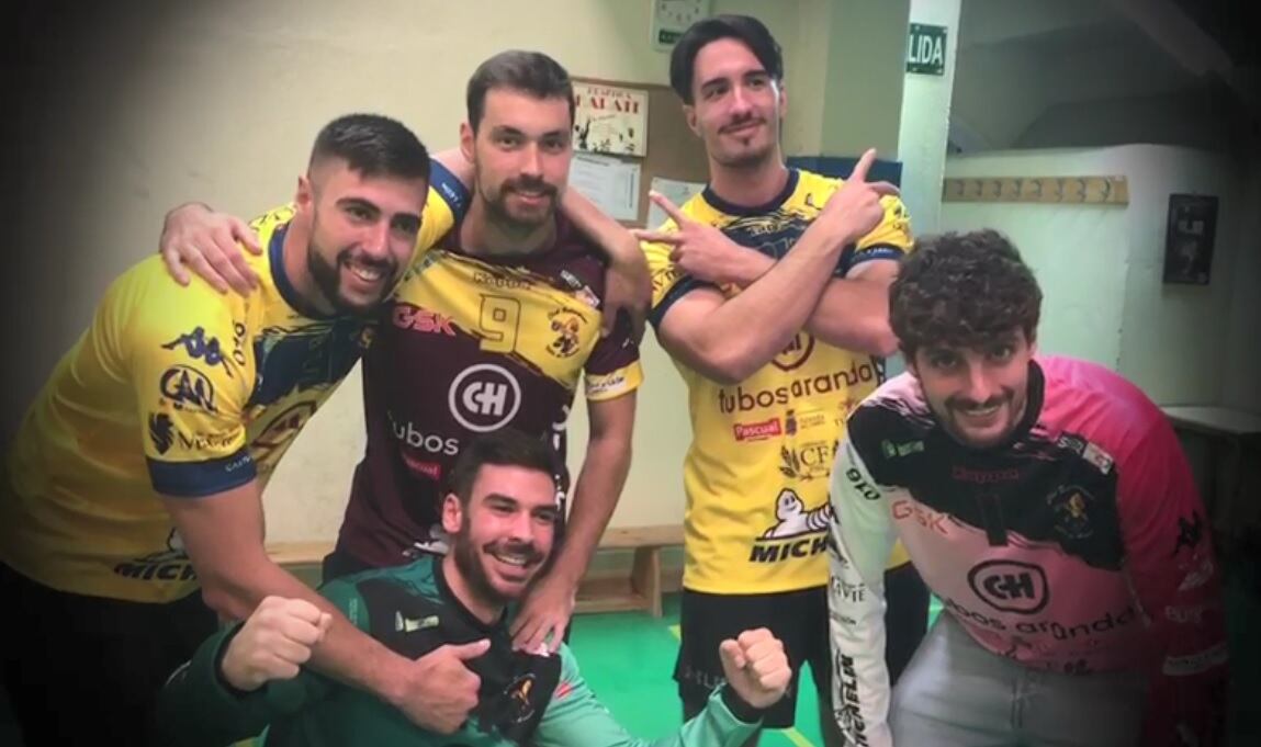 Varios de los jugadores de la plantilla amarilla durante el video promocional de las nuevas equipaciones para la temporada 22-23