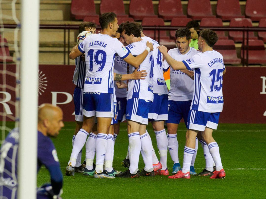 Los futbolisas del Real Zaragoza celebran el gol de Narváez en Las Gaunas