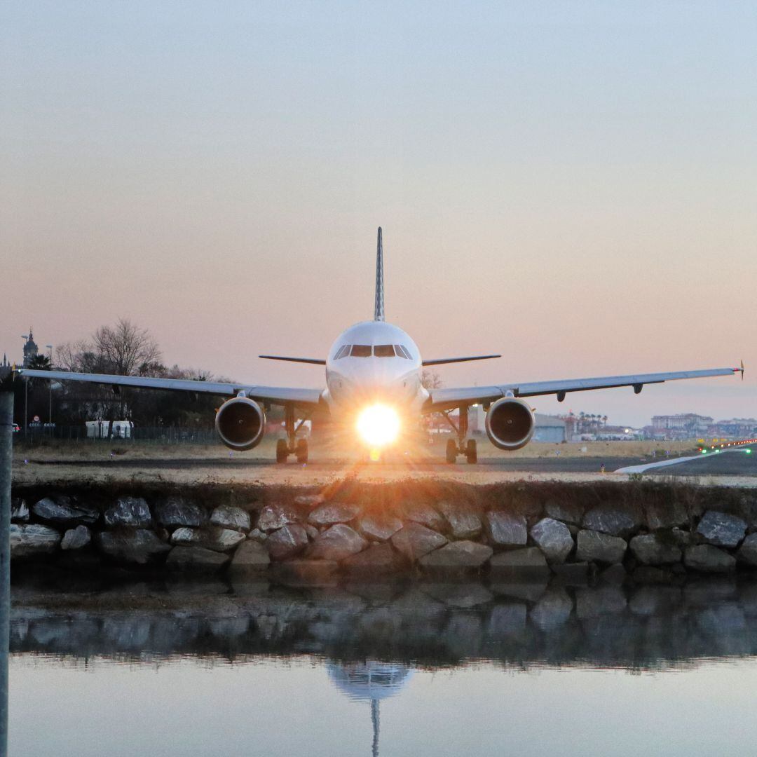 Imagen de un avión en el Aeropuerto de Hondarribia