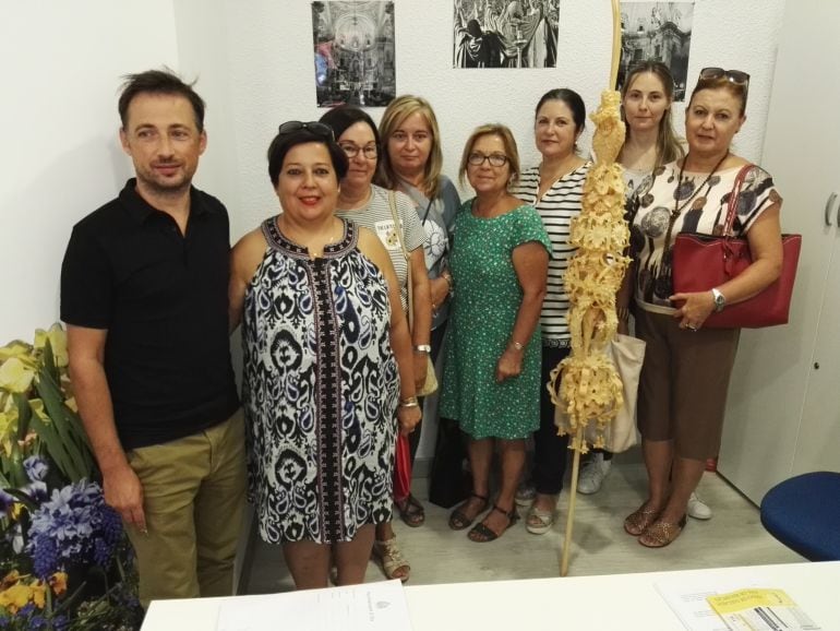 Los concejales de Ilicitanos por Elche con mujeres que han hecho el taller de palma blanca
