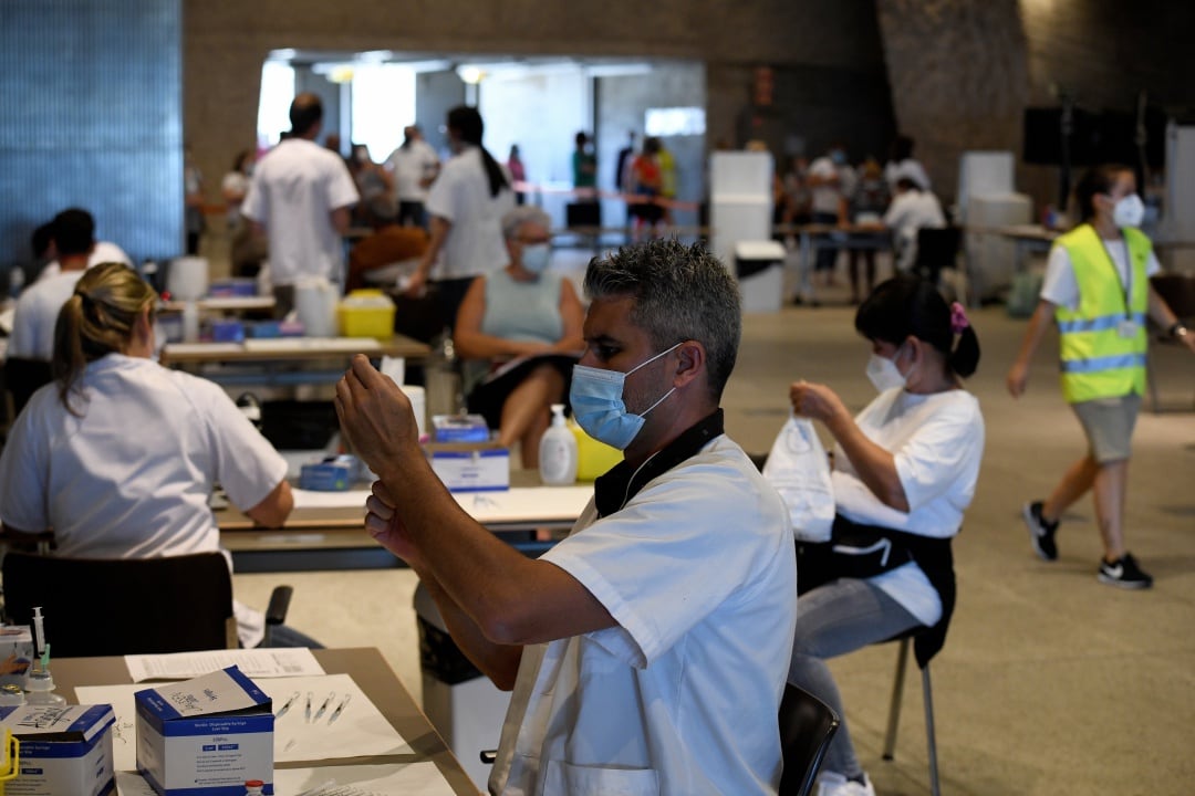 Vacunación en uno de los grandes centros habilitados por el Servicio Canario de la Salud en el Archipiélago