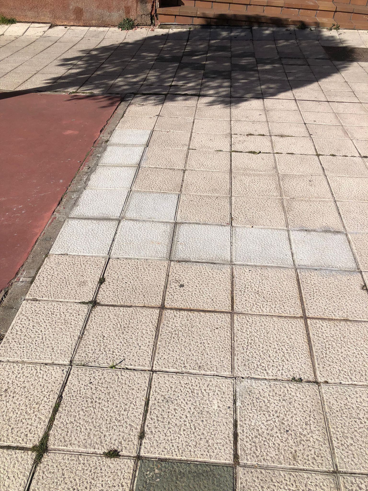 Acera reparada en la calle Agustín Rodríguez Sahagún