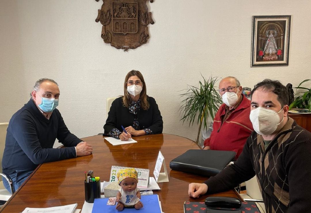 David Cuesta (en primer plano) y Félix Bermejo, vicepresidente de la asociación, se reunieron con la alcaldesa, Raquel González y el concejal Emilio Berzosa