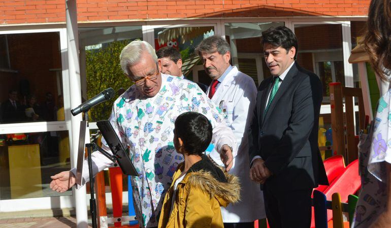 El Consejero de Sanidad en el Hospital Universitario Fundación Alcorcón inaugurando el nuevo parque infantil del centro