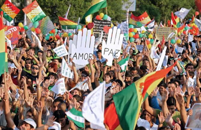 La inusual manifestación reunió a miles de personas, muchas de ellas adolescentes y familias enteras