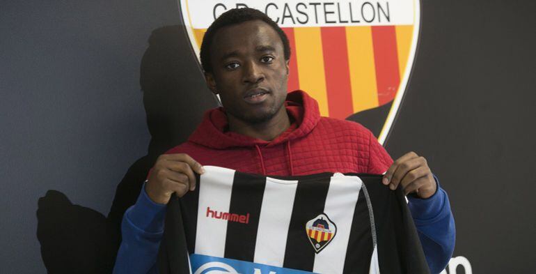 Ebwelle en el momento de su presentación como albinegro