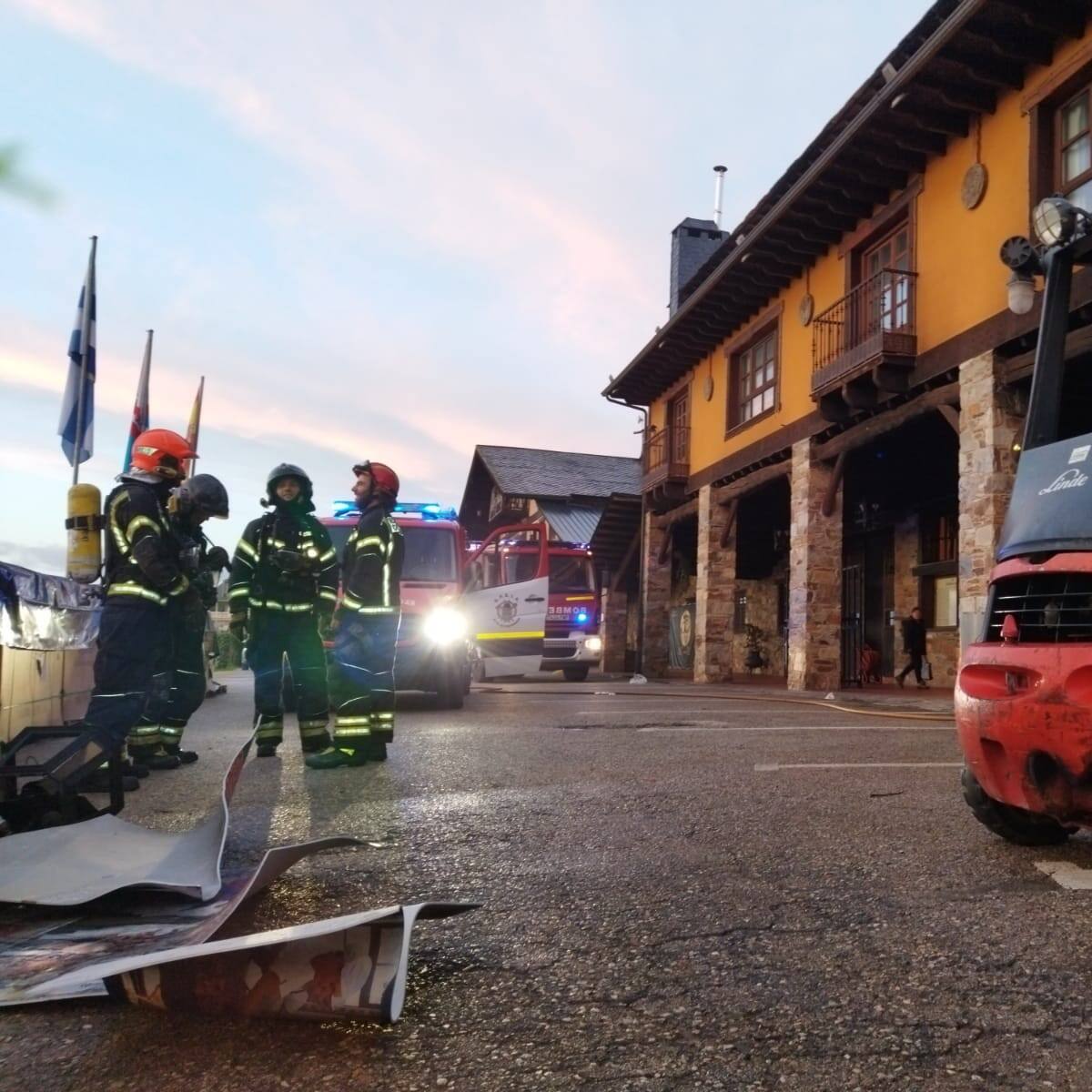 Los bomberos sofocan un incendio en el Palacio de Canedo que se declaró en un trastero sin uso