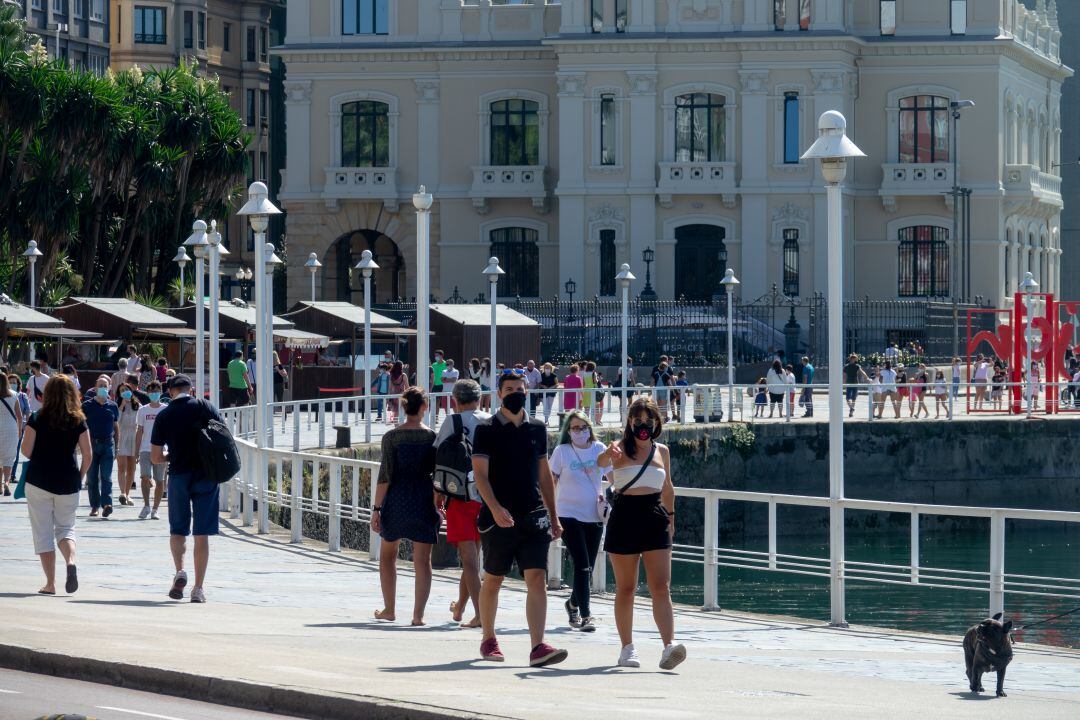 Ciudadanos paseando por el Puerto Deportivo de Gijón.