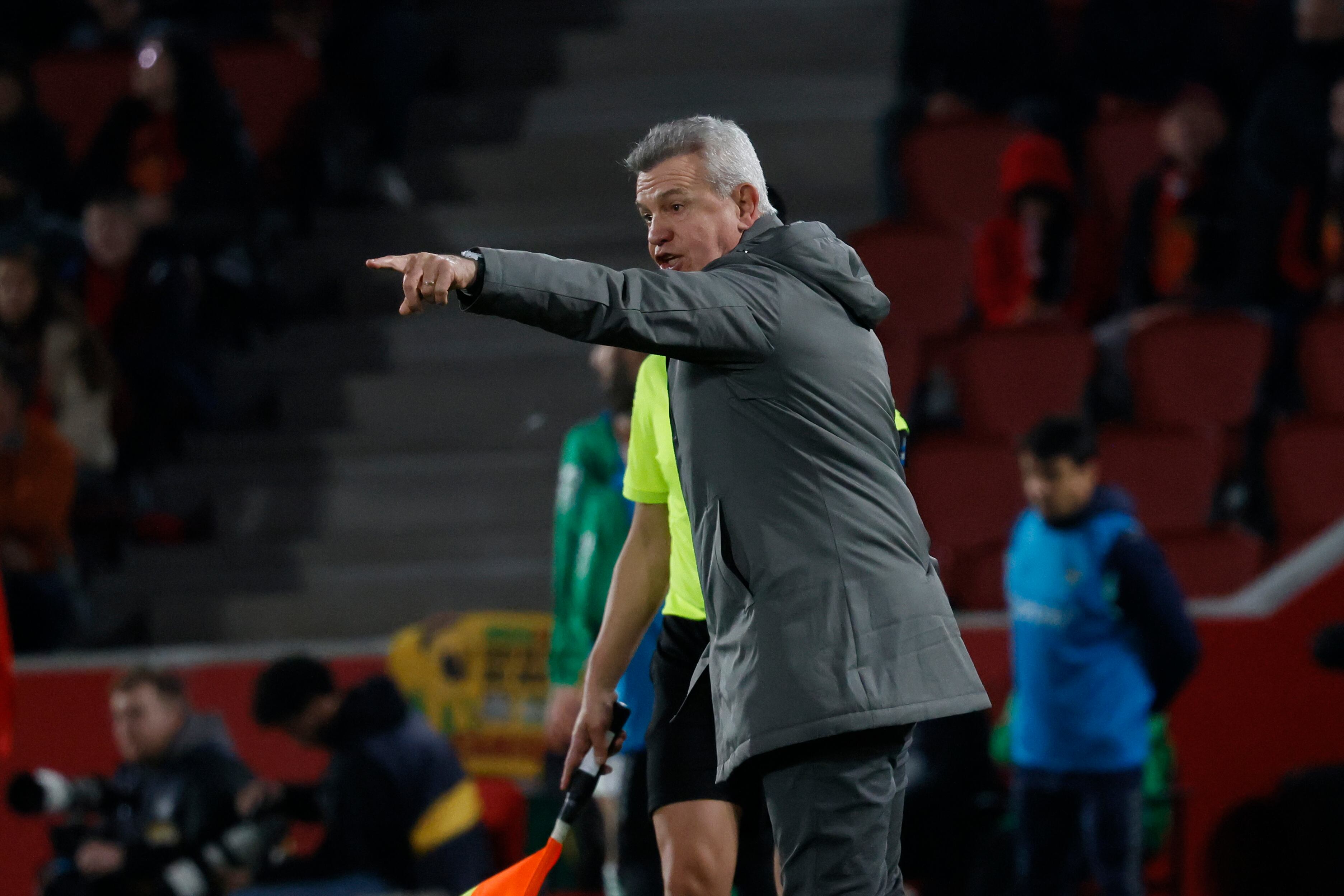 PALMA DE MALLORCA (BALEARES), 27/01/2024.- El entrenador del RCD Mallorca Javier Aguirre durante el partido de LaLiga correspondiente a la jornada 22 que disputan RCD Mallorca y Real Betis hoy sábado en el estadio de Son Moix. EFE/CATI CLADERA
