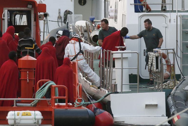 Imagen de archivo del pasado 25 de junio de la llegada al puerto de Almería de 33 inmigrantes rescatados por Salvamento Marítimo.