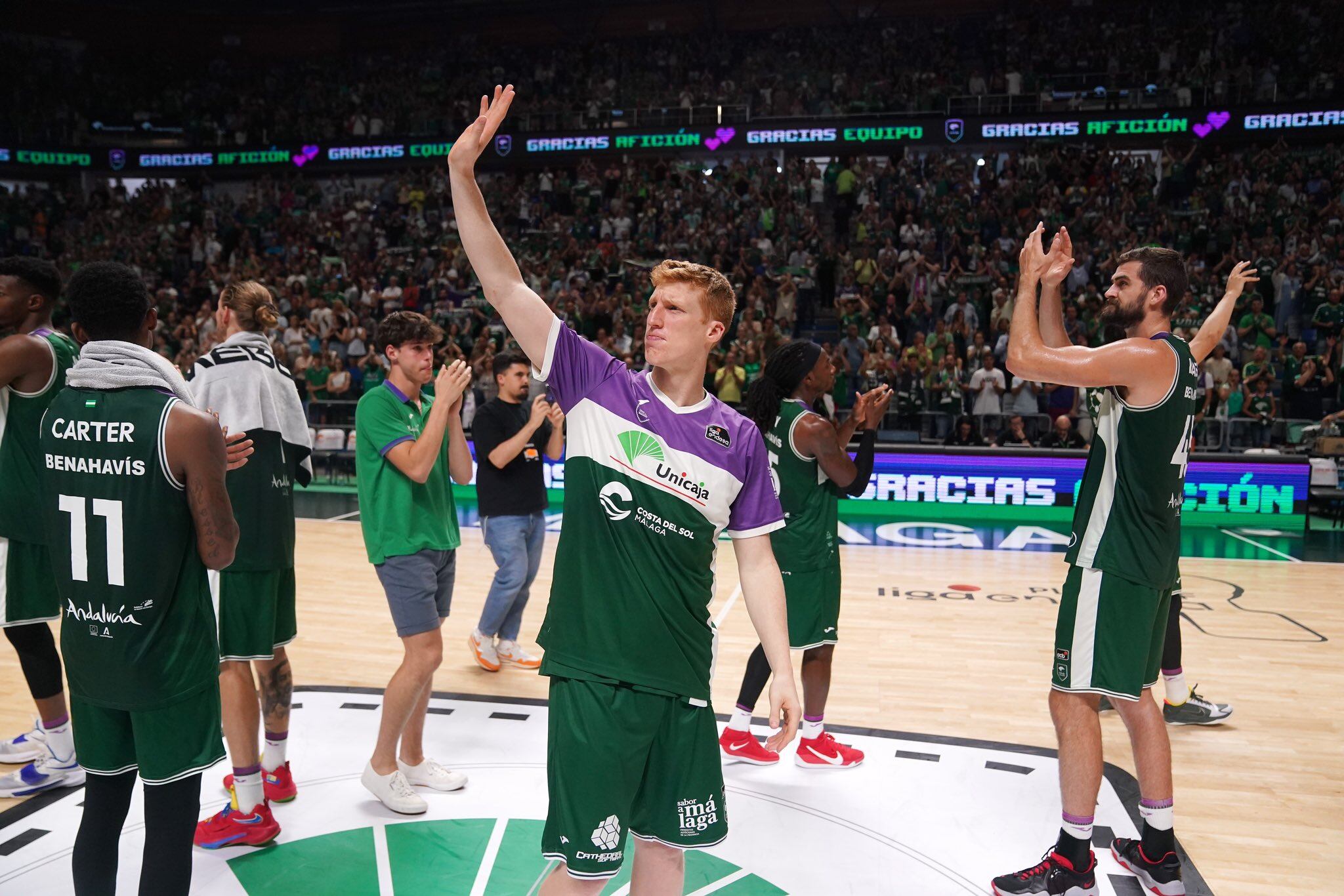 Alberto Díaz, en primer plano, junto a otros jugadores del Unicaja agradecen el apoyo de los aficionados