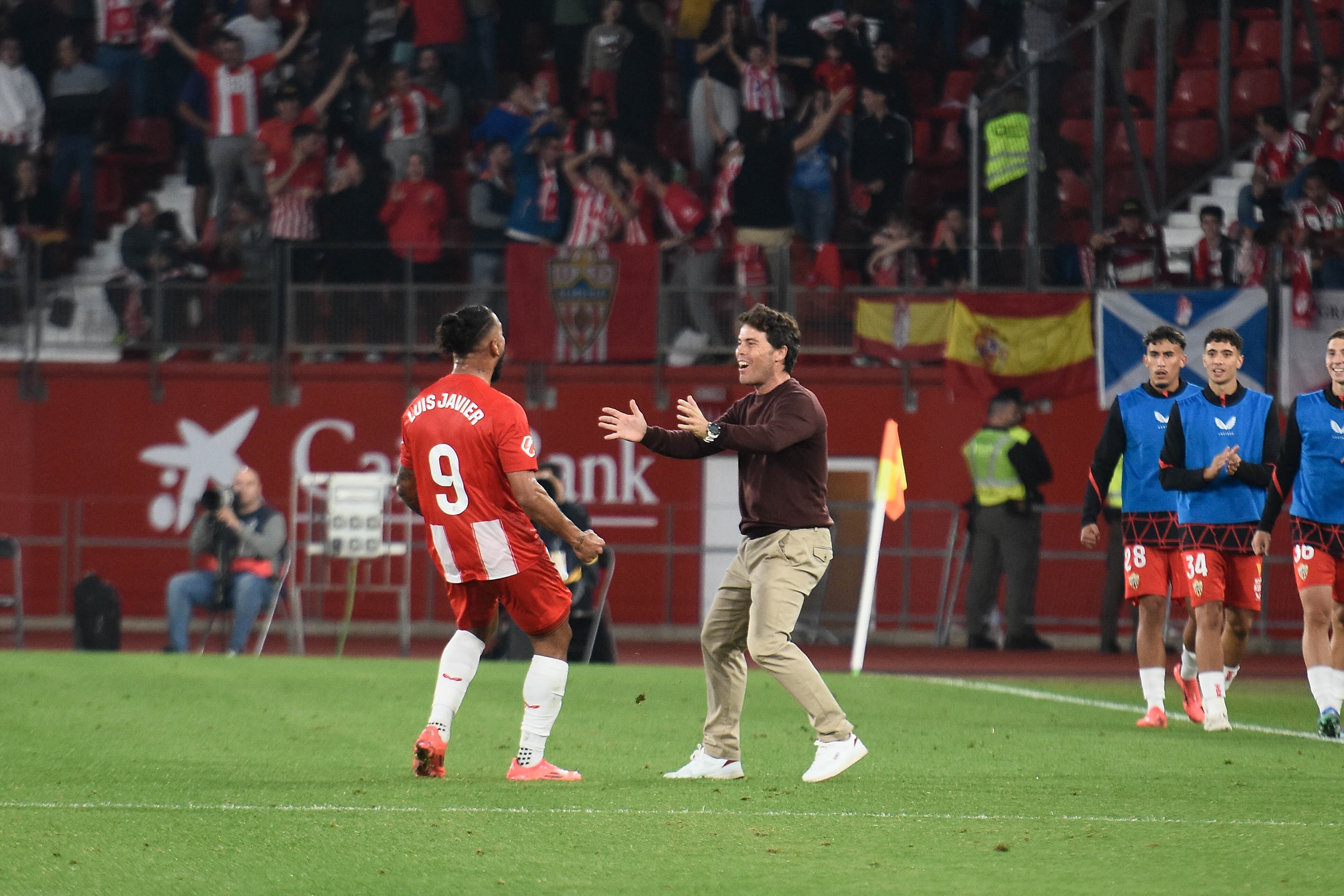 El ‘9’ del Almería su gol al Granada en el partido de la primera vuelta.