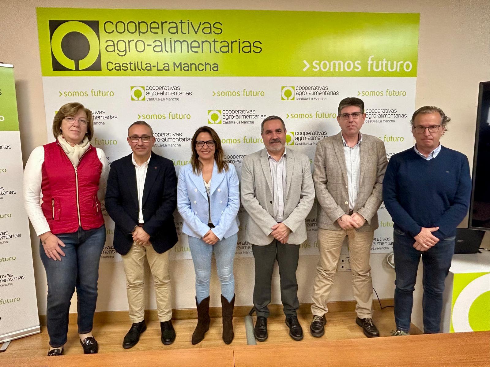 Foto de familia en la finalización de la presentación