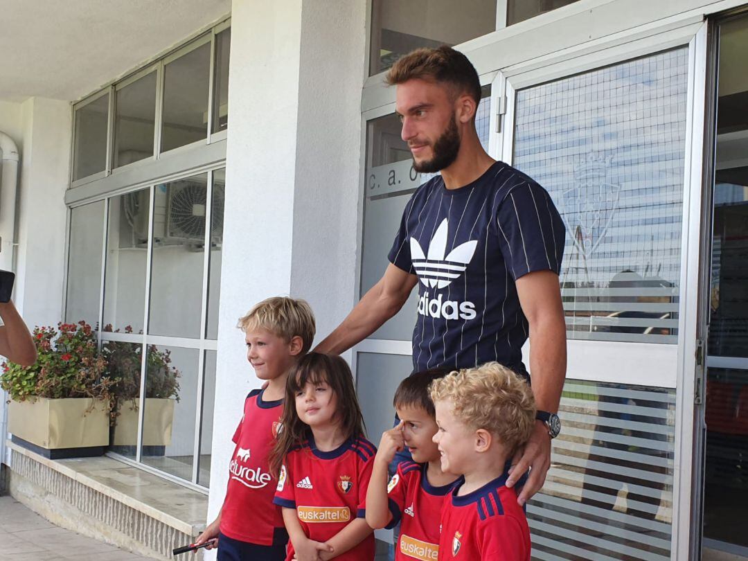 Roberto Torres en Tajonar tras firmar su continuidad hasta 2021