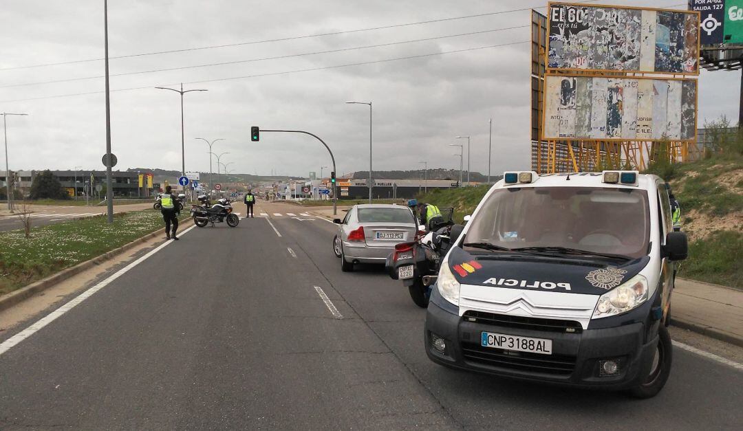 Un control policial establecido en una carretera.