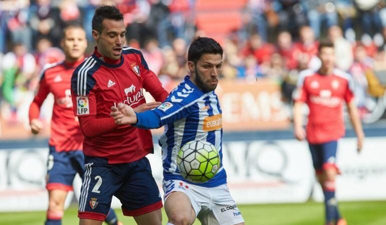 Javi Flaño y Dani Pacheco pugnan por un balón en El Sadar.