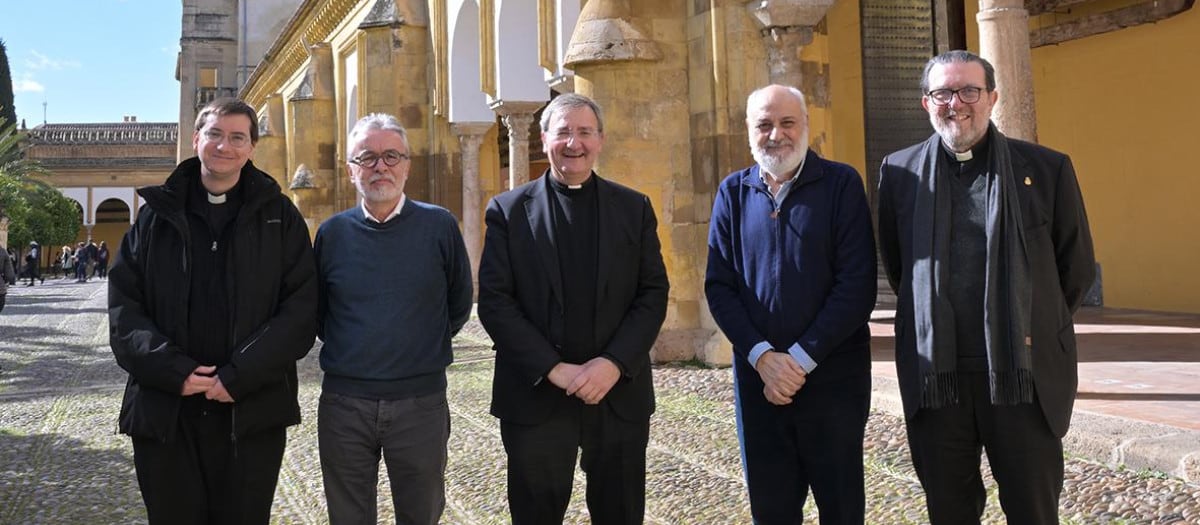 En el centro el deán, Joaquín Alberto Nieva (izquierda) junto al presidente de ICOMOS España, Juan Carlos Molina (derecha).