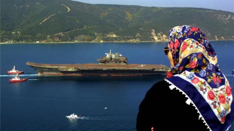 el portaviones ucraniano Varyag a su paso por el bosforo camino a China 