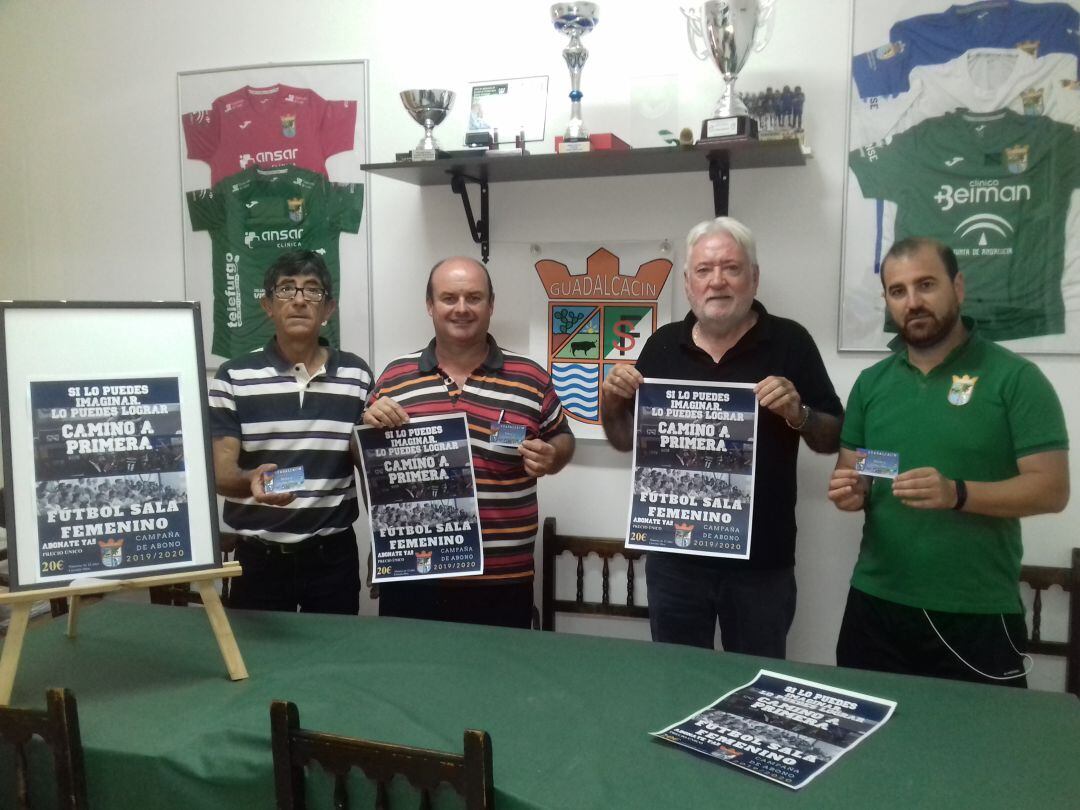 Directivos del club muestran el cartel de la nueva campaña de socios. 