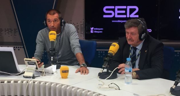 Larrea, al lado de Manu Carreño, en los estudios de la SER