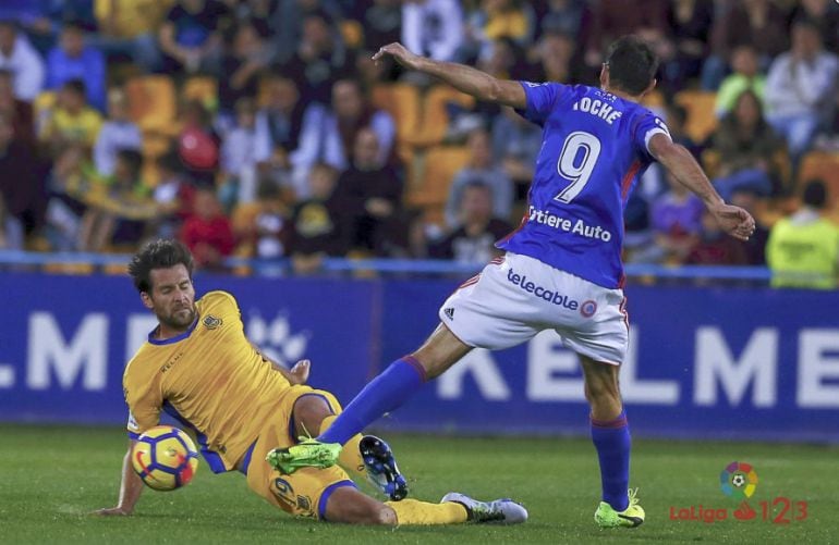 David Fernández hace una entrada a Toché en el partido disputado en Santo Domingo.