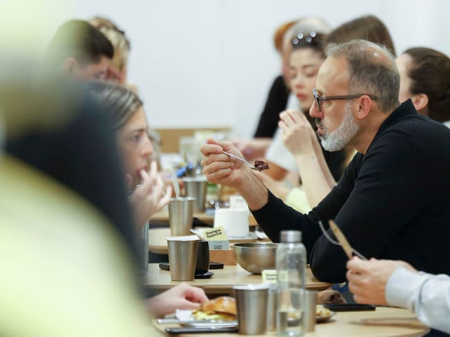 El entrenador de la Real Sociedad, Pellegrino Matarazzo, desayuna en una cafetería del centro de San Sebastián