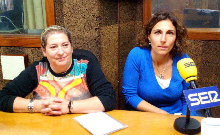 Montserrat Fernández, acogedora, y Sonia López, psicóloga de Cruz Roja en nuestro estudio