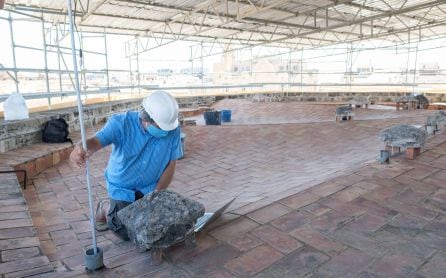 También se ha montado un andamio en el exterior para realizar las catas y conocer el origen de las humedades que afectan a los frescos de los ángeles músicos.