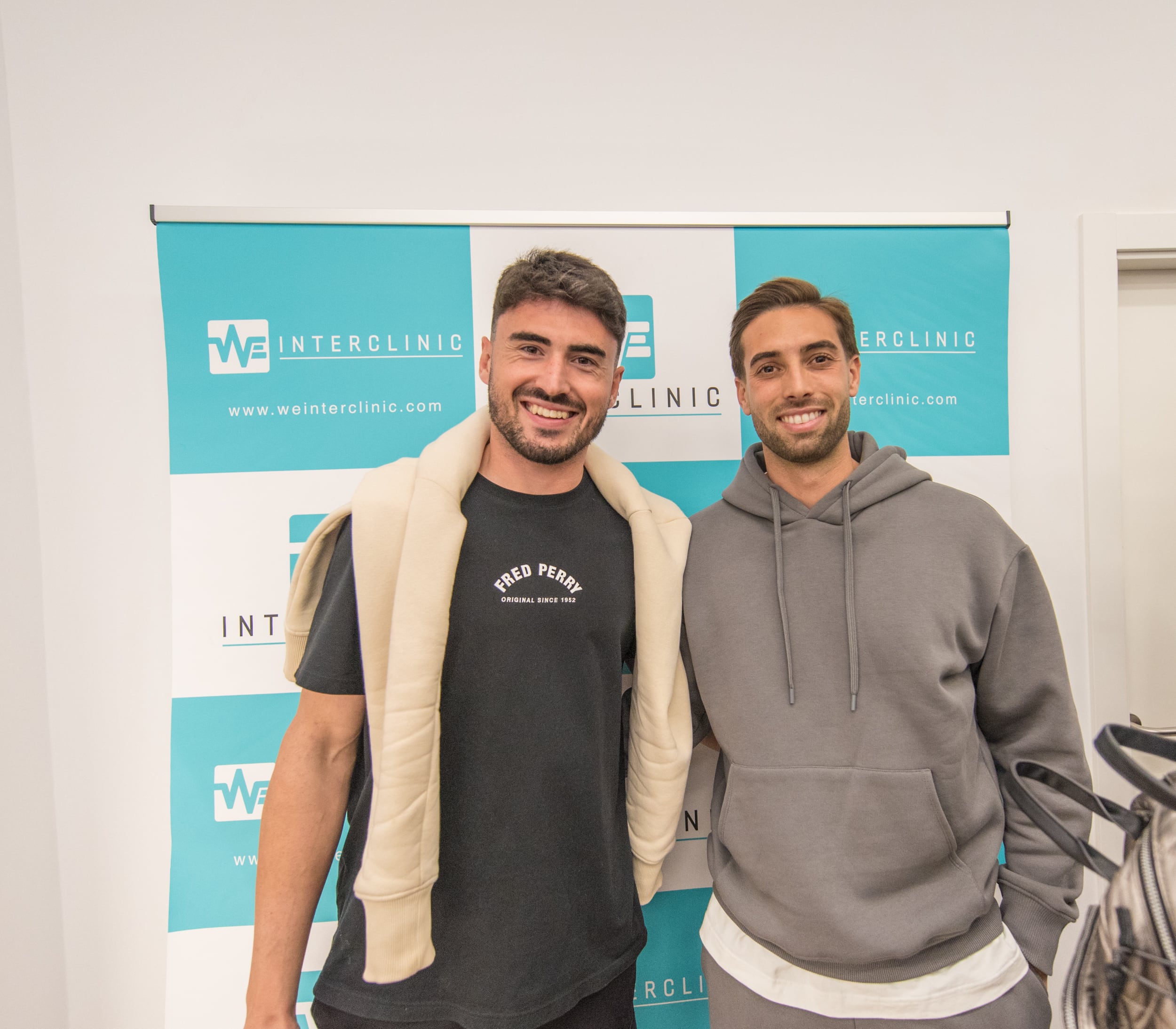 Los jugadores del CF Intercity, Gaizka Campos y Miguel Marí, en la inauguración de We Interclinic