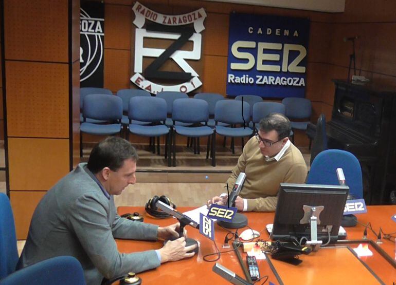 Luis Carlos Cuartero en los estudios de Radio Zaragoza