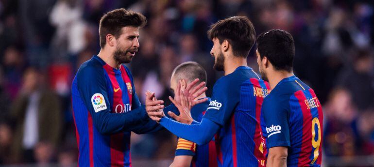 Gerard Piqué celebra con André Gomes su gol