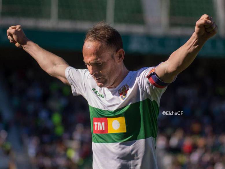 Nino celebrando uno de sus goles con el Elche CF