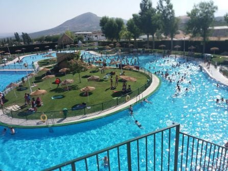 Aspecto general que muestra la piscina con las actividades de la Escuela de Verano y otros colectivos