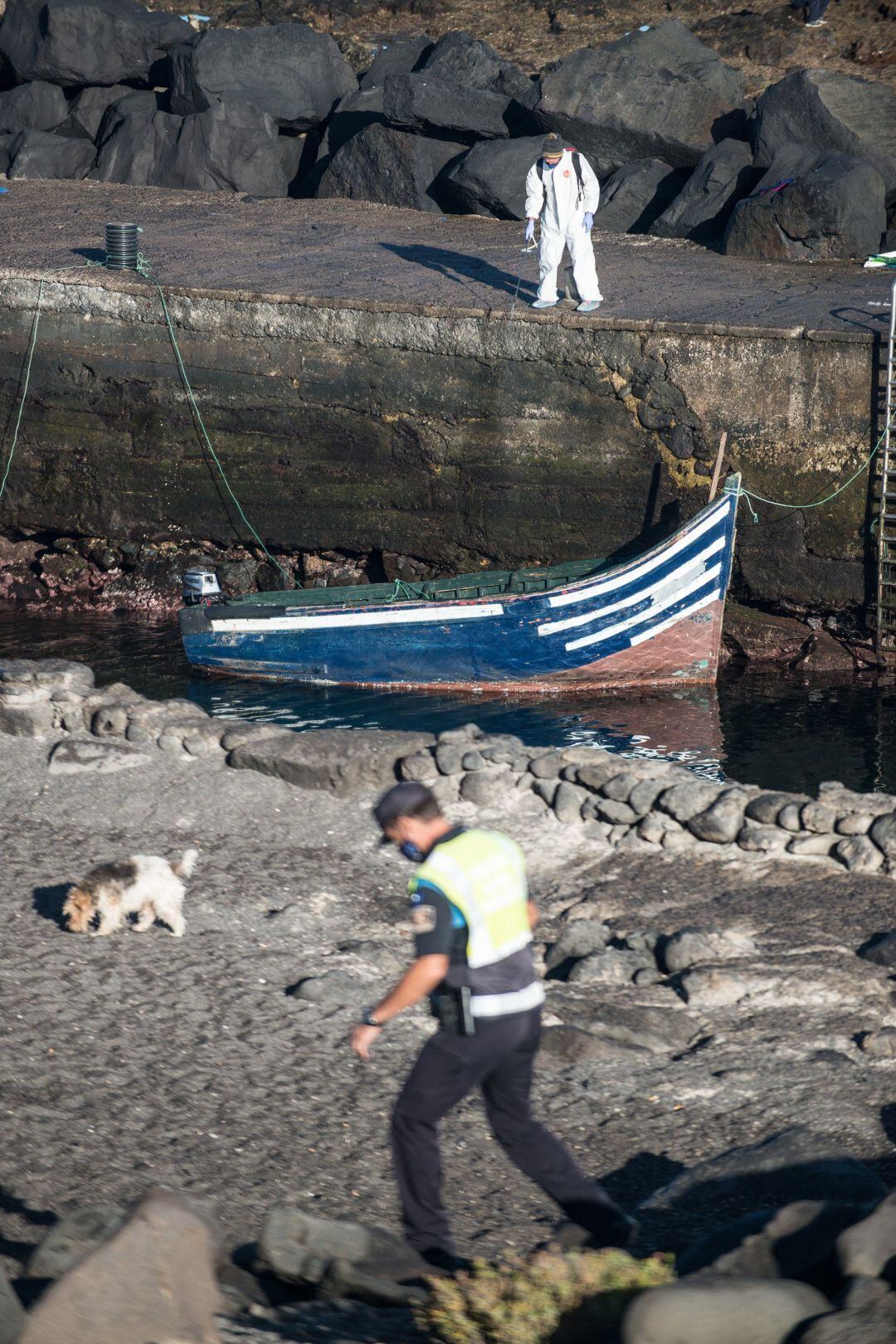 Una patera al muelle de La Santa, en Tinajo,en Lanzarote