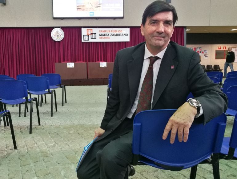 Agustín García Matilla posa en el ágora del campus María Zambrano