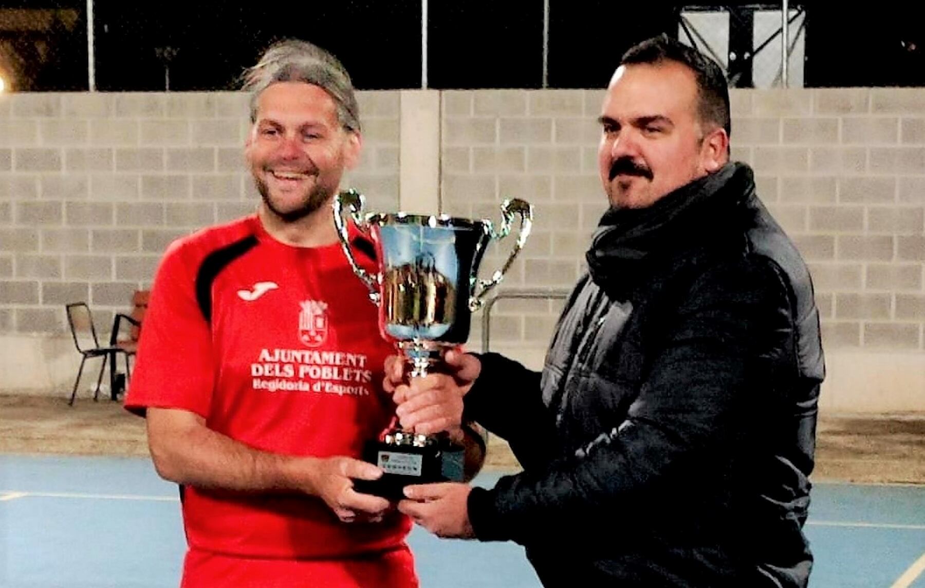 Capitán de Els Poblets recibiendo el trofeo de campeón.