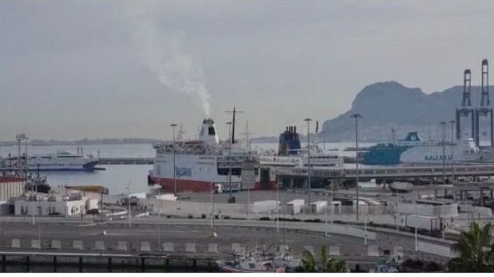 Emisión contaminante de un barco en Algeciras